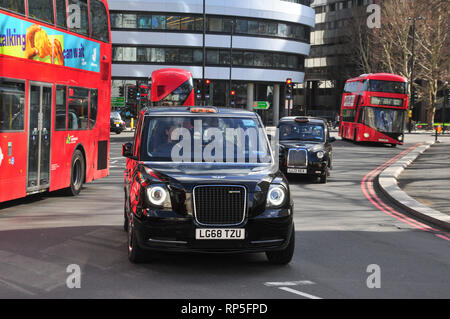 Nuovo LEVC TX taxi, black cab, la guida su strade di Londra. Foto Stock