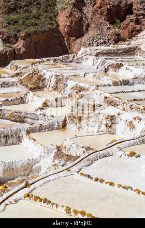 Maras miniere di sale sulla collina nella montagnosa regione di Cuzco del Perù. Foto Stock