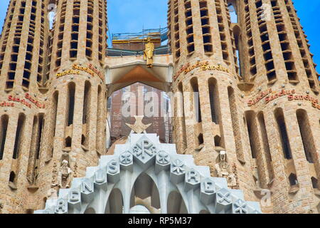 Barcellona, Catalonia, Spain-October 17, 2017: famoso Antonio Gaudi Sagrada Familia, Torre close up Foto Stock