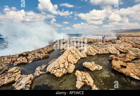 Grandi onde si infrangono sulla penisola rocciosa di Capo Lara in sud, Akamas Cipro Foto Stock