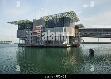 Lisbon Oceanarium (Oceanario de Lisboa) progettata dall'architetto britannico Peter Chermayeff (1998) come gli oceani Pavilion per l'Expo '98 Esposizione Mondiale sulla banca del fiume Tago nel Parque das Nações (Parco delle Nazioni) a Lisbona, Portogallo. Foto Stock