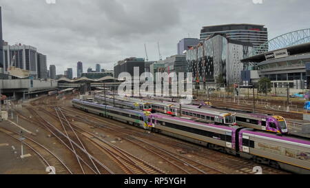 Treni a Melbourne la stazione ferroviaria centrale Foto Stock