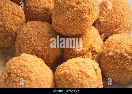 Gnocchi di prugna coperto di briciole di pane Closeup Foto Stock