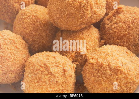 Gnocchi di prugna coperto di briciole di pane Closeup Foto Stock