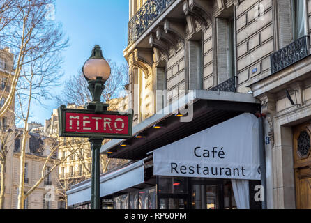 Un tradizionale segno della metropolitana di Parigi - Francia Foto Stock