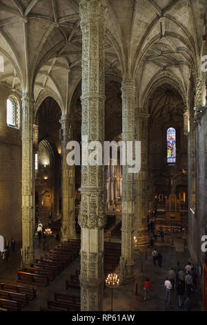 Interni manuelina progettato dall architetto iberica João de Castilho nella chiesa di Santa Maria de Belém (Igreja de Santa Maria de Belém) del Monastero dos Jerónimos (Mosteiro dos Jerónimos) nel quartiere Belém a Lisbona, Portogallo. Foto Stock