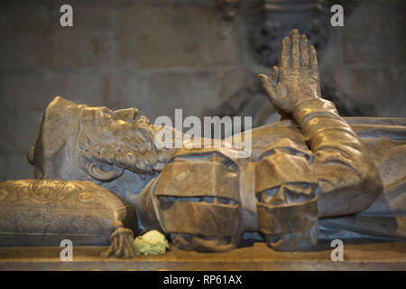 Tomba di esploratore portoghese e il navigatore Vasco da Gama nella chiesa di Santa Maria de Belém (Igreja de Santa Maria de Belém) del Monastero dos Jerónimos (Mosteiro dos Jerónimos) nel quartiere Belém a Lisbona, Portogallo. L'oggetto contrassegnato per la rimozione definitiva progettato da scultore portoghese Costa Motta (OIT) in neo-stile manuelino è stata eseguita nel 1894. Foto Stock