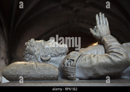 Tomba del poeta portoghese Luís Vaz de Camões nella chiesa di Santa Maria de Belém (Igreja de Santa Maria de Belém) del Monastero dos Jerónimos (Mosteiro dos Jerónimos) nel quartiere Belém a Lisbona, Portogallo. L'oggetto contrassegnato per la rimozione definitiva progettato da scultore portoghese Costa Motta (OIT) in neo-stile manuelino è stata eseguita nel 1894. Foto Stock