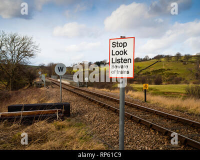 Onu-gated passaggio a livello Stop guardare ascoltare attenzione dei treni, un fischio obbligatorio firmare per il treno e a 20 km/h il limite massimo di velocità sul ponte davanti Foto Stock