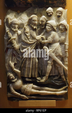 Il bacio di Giuda Iscariota e arresto di Gesù raffigurato in uno dei pannelli di alabastro con scene della Passione di Cristo dalla Nottingham Workshop (Inghilterra) datate dal XV secolo sul display del Carmo Museo Archeologico (Museu Arqueológico do Carmo) nell'ex convento Carmo (Convento do Carmo) a Lisbona, Portogallo. Foto Stock