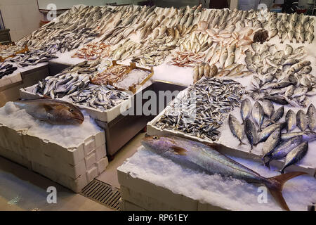 Vista dall'alto in basso su più righe di varie materie del pesce appena pescato su ghiaccio in vendita. Pesce mediterranea. Foto Stock