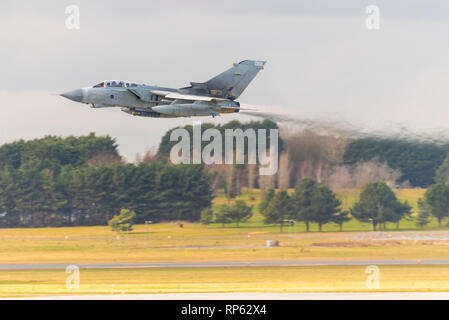 Il jet da caccia Panavia Tornado GR4 della Royal Air Force decolla per prendere parte al RAF Tornado Farewell Tour intitolato finale. Nebulizzazione termica dall'efflusso del getto Foto Stock