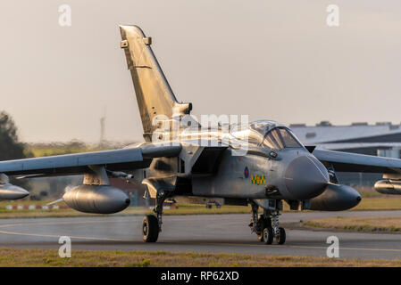 Royal Air Force Panavia Tornado GR4 jet da combattimento di rullaggio torna in dopo aver preso parte nella RAF Tornado Tour d'Addio intitolato finale. Il rullaggio fino a tardi Foto Stock