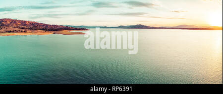 Scenic tramonto sul lago in Australia - panorama dell'antenna Foto Stock