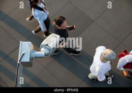 La protezione CCTV telecamera di sorveglianza al viaggiatore in area dello shopping Foto Stock