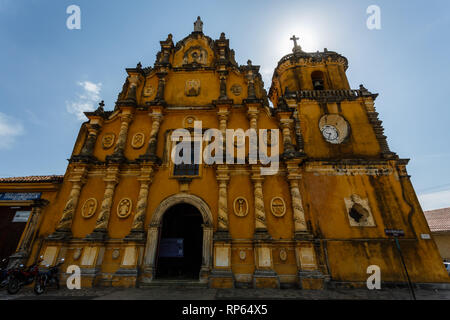 Primo piano della facciata e campanile del coloniale spagnolo in stile missione nella cattedrale di Leon Nicaragua Foto Stock