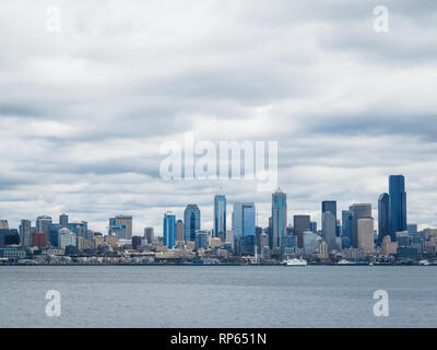Una vista dello skyline di Seattle dall'altra parte dell'acqua in una giornata nuvolosa. Foto Stock