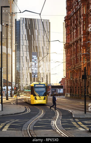 Sul Tram Metrolink imminente sistema di Piazza San Pietro da Midland Hotel di Manchester Foto Stock