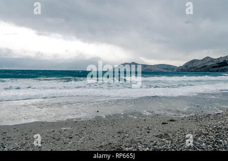 Spiaggia rocciosa nel litorale croato e le onde del mare Foto Stock