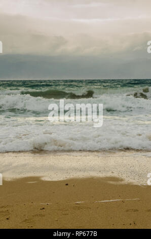 Le onde del mare e spiaggia ghiaiosa Foto Stock