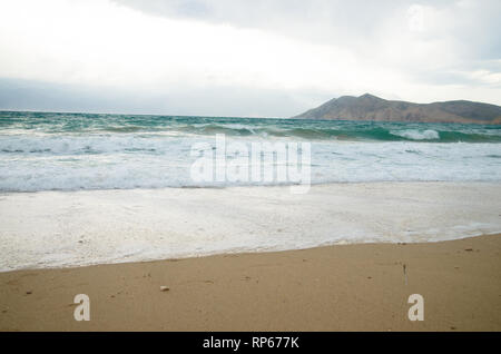Le onde spumeggianti in mare e spiaggia ghiaiosa Foto Stock