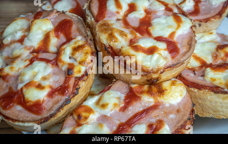 Pizze panino da fette di pane di uovo salame e formaggio cosparsi di ketchup Foto Stock