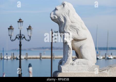 Dettaglio della statua raffigurante un leone sul ponte di Vico, a Chioggia, una piccola cittadina vicino a Venezia in Italia Foto Stock