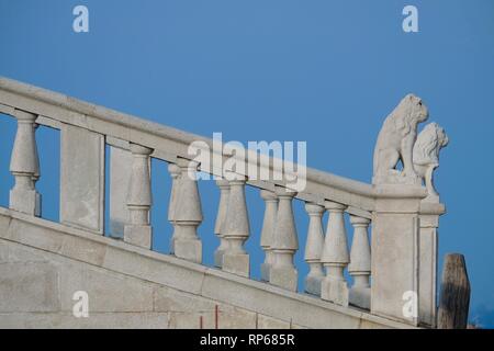 Statue di leoni sul ponte di Vico, a Chioggia, una piccola cittadina vicino a Venezia in Italia Foto Stock