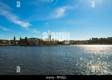 Vista sullo skyline di Stoccolma su Gamla Stan durante un blu perfetto giornata estiva con cielo chiaro come si vede da Stoccolma Stadshus (Stoccolma, Svezia, Europa) Foto Stock