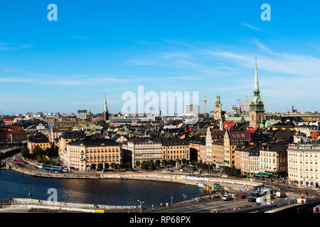 Vista su Gamla Stan con Tyska kyrkan e tipico della città di Stoccolma case al mare come si vede da Södermalm (Stoccolma, Svezia, Europa) Foto Stock
