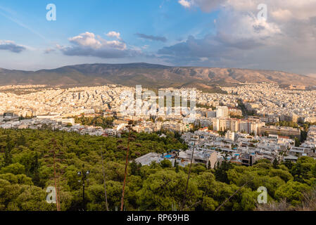 Vista su Atene nel tempo al tramonto dalla collina di Lycabettus, Grecia. Foto Stock