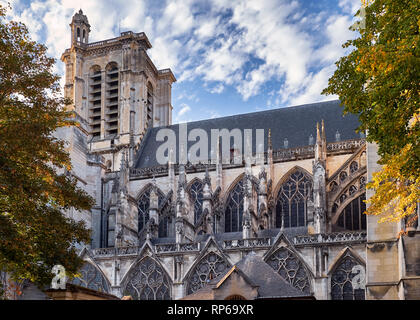Vista laterale su un enorme cattedrale di Troyes in estate, regione di Champagne Francia Foto Stock