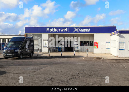 Motherwell stazione ferroviaria in North Lanarkshire con un Scotrail van nel parco auto Foto Stock