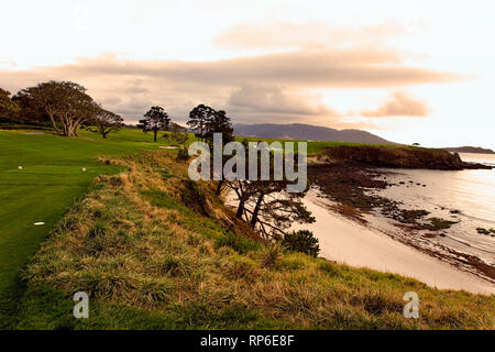 Xi Febbraio, 2019 Pebble Beach Golf Links, CA, Stati Uniti d'America il par tre quinto foro al campo di golf di Pebble Beach durante l'AT&T Pebble Beach Pro-Am - Foto Stock