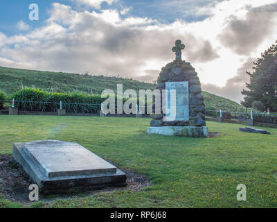 La tomba del Capitano Frederick Ross, ucciso a Turuturu Mokai e Nuova Zelanda guerre memorial cairn, Waihi cimitero, South Taranaki, Nuova Zelanda Foto Stock