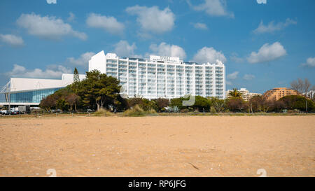 Vilamoura, Portogallo - 20 Feb 2019: lussuoso Tivoli Hotel dalla spiaggia Purobeach a Vilamoura, Loule, Algarve Portogallo Foto Stock