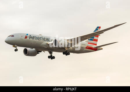 American Airlines Boeing 787 Dreamliner N818AL aereo jet aereo atterraggio all'Aeroporto Heathrow di Londra, Regno Unito, in caso di cattivo tempo. 787-8 Foto Stock