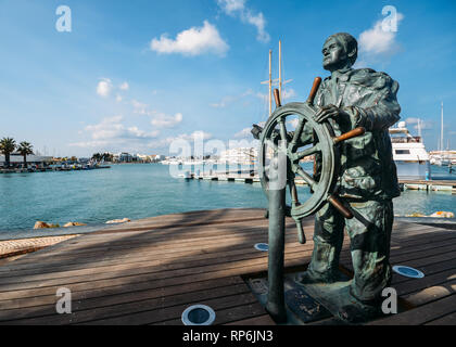 Vilamoura, Portogallo - 20 Feb 2019: timoniere statua lungo la marina lungomare, Vilamoura, Algarve, Portogallo, Europa Foto Stock