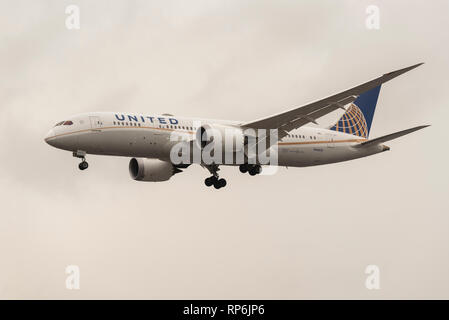 United Airlines Boeing 787 Dreamliner N28912 aereo jet aereo atterraggio all'Aeroporto Heathrow di Londra, Regno Unito, in caso di cattivo tempo. Foto Stock