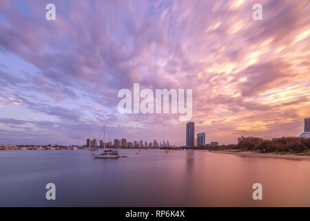 Bel tramonto su barche a vela ormeggiata e edifici ad alta - lunga esposizione. Gold Coast, Australia Foto Stock