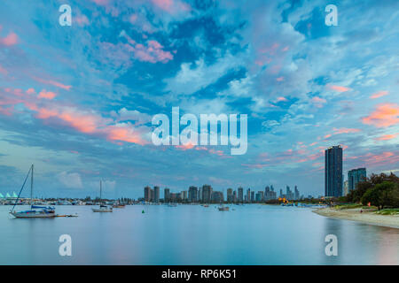 Bel tramonto Cielo sopra ormeggiate barche e luxury real estate. La Gold Coast, Queensland, Australia Foto Stock