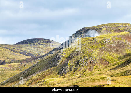 Hveragerdi, Islanda Hot Springs in Reykjadalur con vapore durante il paesaggio autunnale mattinata giorno nel Golden Circle con nessuno e cliff Foto Stock