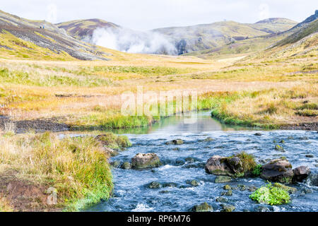 Hveragerdi Hot Springs fiume creek in Reykjadalur giorno mattina nel sud dell'Islanda Golden Circle con valvola di sfiato del vapore fumarola il paesaggio e la nebbia di vapore Foto Stock