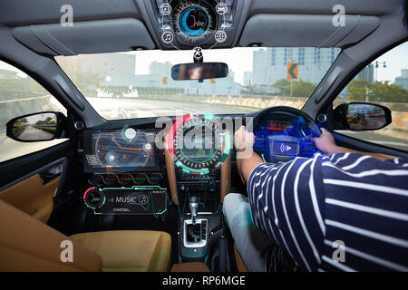 Uomo di conversazione vocale per il controllo smart auto con funzione di riconoscimento vocale, automobile intelligente concetto Foto Stock
