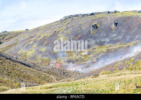 Hveragerdi, Islanda Hot Springs in Reykjadalur con vapore durante il paesaggio autunnale giorno nel Golden Circle con nessuno e la scogliera di roccia Foto Stock