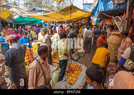 Una folla di persone locali i venditori e i compratori che mostra dal traffico e il trambusto di Mullick Ghat Mercato dei Fiori. Foto Stock