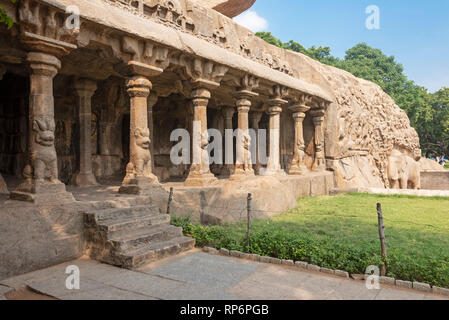 Discesa del Gange è un monumento a Mamallapuram. La misura 29 m x 13 m, è un gigantesco open-air di roccia scolpita in rilievo su due monolitico massi di roccia. Foto Stock