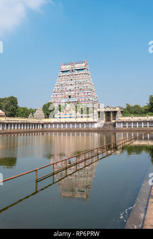 Una vista del lato nord e gopuram laghetto del Thillai Nataraja tempio in una giornata di sole con cielo blu. Foto Stock