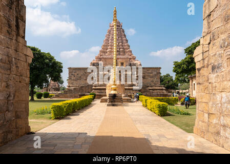 L'ingresso principale per il tempio di Brihadisvara a Gangaikonda Cholapuram con i turisti in visita in una giornata di sole con cielo blu. Foto Stock