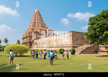 Il tempio di Brihadisvara a Gangaikonda Cholapuram con i turisti in visita in una giornata di sole con cielo blu. Foto Stock